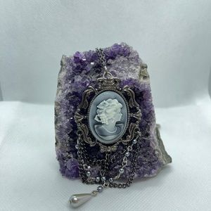 Classic Lady Cameo pendant and chain